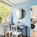 Apartamento - Heavenly In The Heart Of - 2 Mins Hbf Station - Big Tv & Working Space & Netflix -