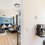 Apartamento - Heavenly In The Heart Of - 2 Mins Hbf Station - Big Tv & Working Space & Netflix - *