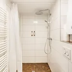 - Heavenly In The Heart Of - 2 Mins Hbf Station - Big Tv & Working Space & Netflix - Duisburg