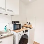 - Heavenly In The Heart Of - 2 Mins Hbf Station - Big Tv & Working Space & Netflix - *