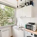 Apartamento - Heavenly In The Heart Of - 2 Mins Hbf Station - Big Tv & Working Space & Netflix -