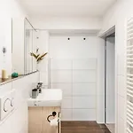 Apartamento - Heavenly In The Heart Of - 2 Mins Hbf Station - Big Tv & Working Space & Netflix - *