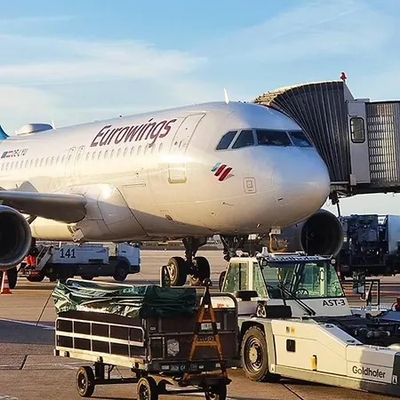 - Heavenly In The Heart Of - 2 Mins Hbf Station - Big Tv & Working Space & Netflix - *