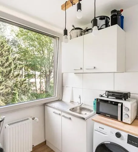 Апартаменты - Heavenly In The Heart Of - 2 Mins Hbf Station - Big Tv & Working Space & Netflix -